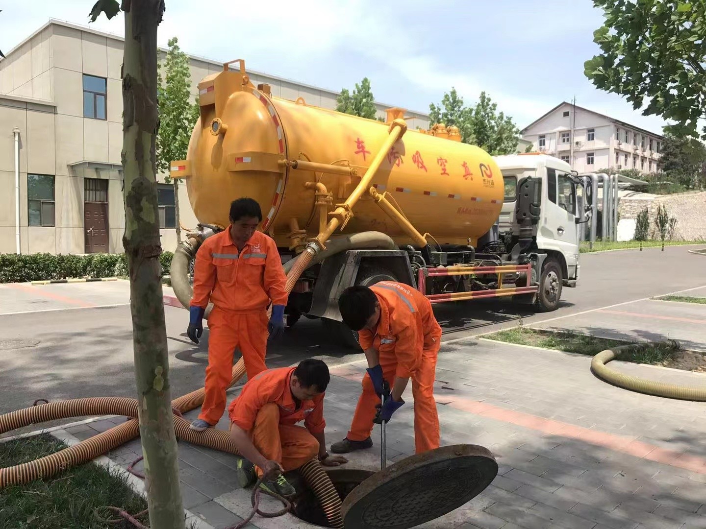 白水管道疏通车停在窨井附近