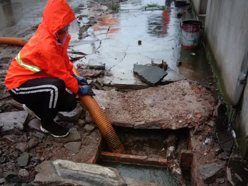 白水专业清理污水池 炜誉市政以规范流程守护城市 “肠道”