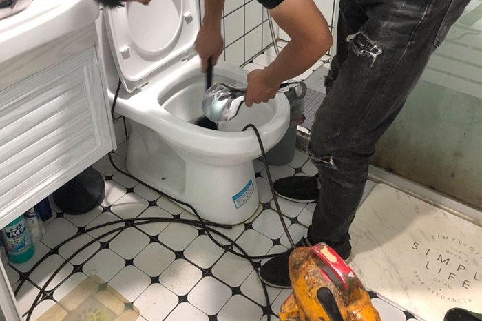 白水马桶堵塞自己疏通还是找师傅？专业上门服务让你省时更省心